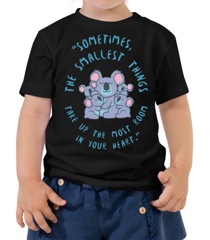 "A veces, las cosas más pequeñas ocupan la mayor parte del espacio en tu CORAZÓN". Camiseta de manga corta para niños pequeños (unisex)
