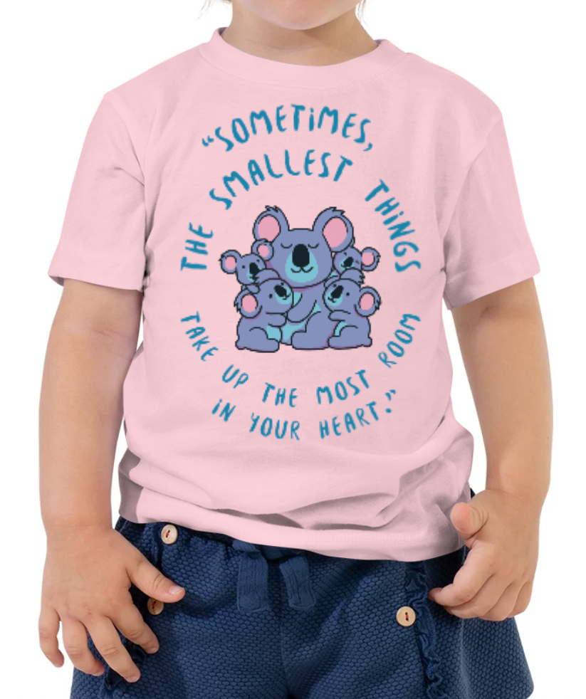 "A veces, las cosas más pequeñas ocupan la mayor parte del espacio en tu CORAZÓN". Camiseta de manga corta para niños pequeños (unisex)